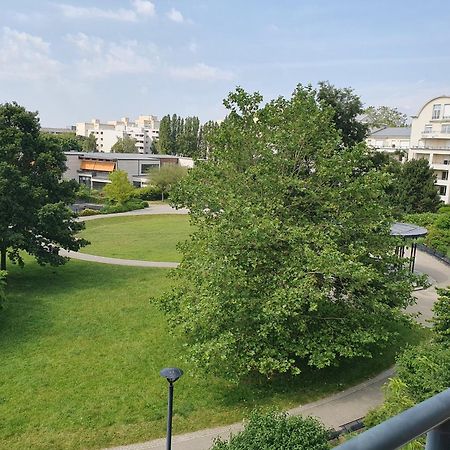 Appartement Residentiel Au Vert Et Au Frais Montigny-le-Bretonneux Exterior photo