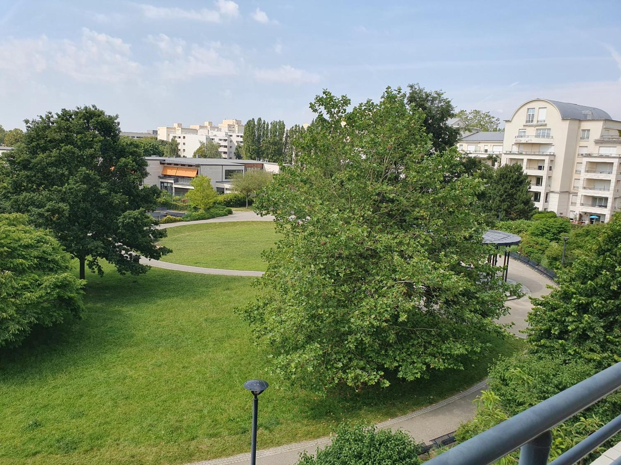 Appartement Residentiel Au Vert Et Au Frais Montigny-le-Bretonneux Exterior photo